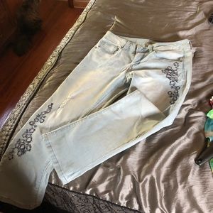 So Capri Lightwash Jeans with Embroidery Detail